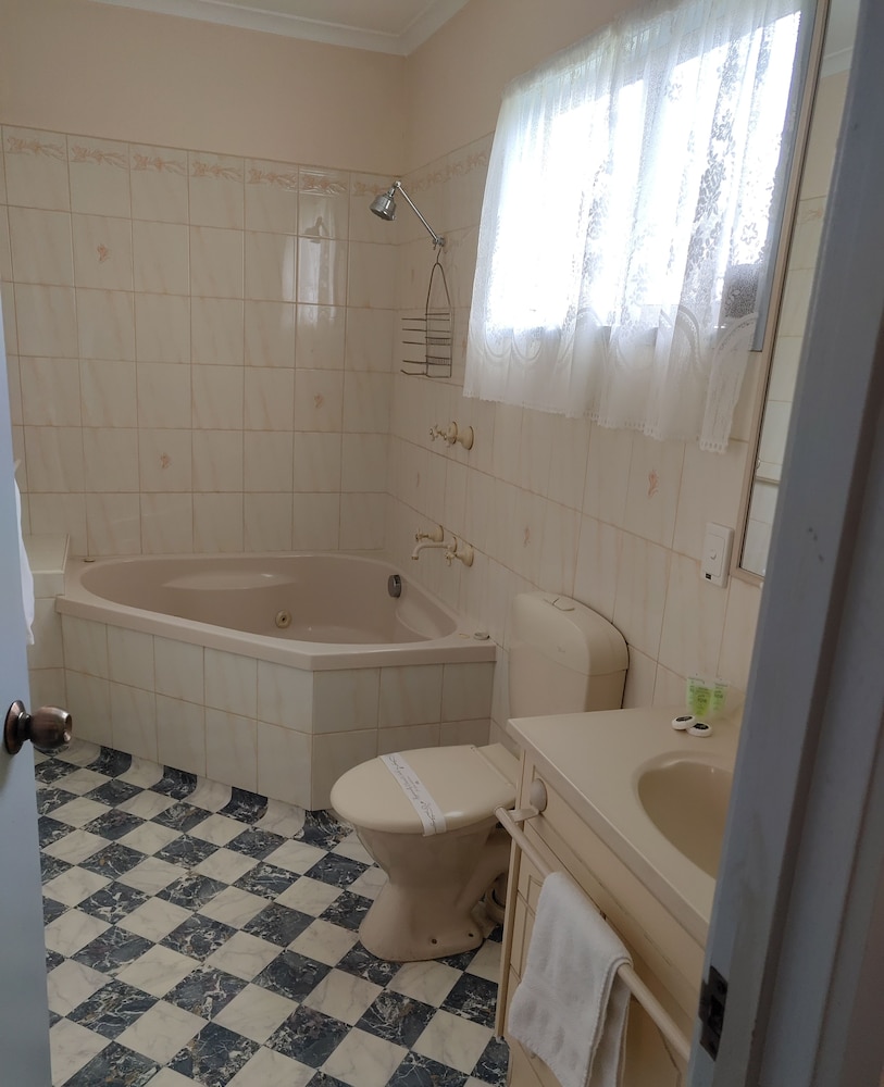 Luxury Spa Room - Photo 6