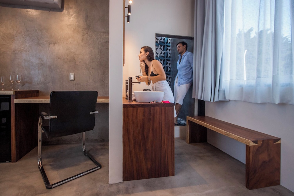 Design Suite, Balcony, City View photo 3