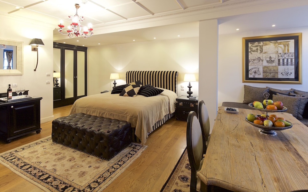 Deluxe Suite, 1 King Bed with Sofa bed photo 1