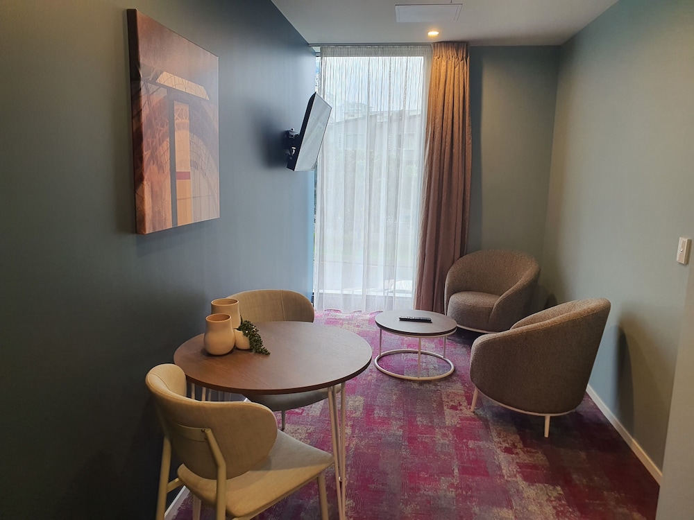 One Bedroom Apartment Queen thumbnail 6