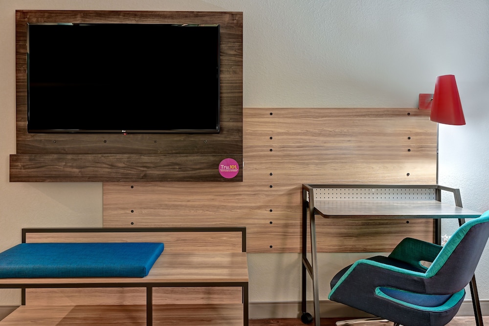 Business Room, 2 Queen Beds, Accessible (Roll-In Shower) - Photo 2