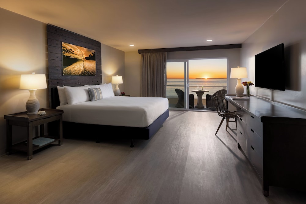 Room, 2 Queen Beds, Balcony, Oceanfront - Photo 2