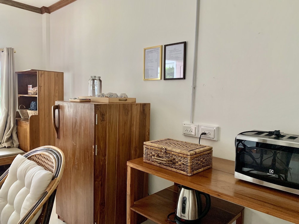 Deluxe Room, Multiple Beds - Photo 9