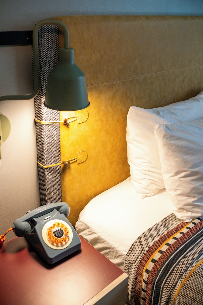Room, 1 King Bed (Mobility/Hearing Access, Roll-in Shwr) photo 2