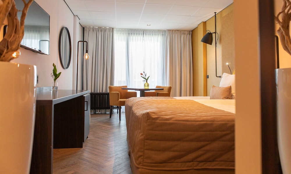 Deluxe Room, 1 King Bed, Balcony photo 2