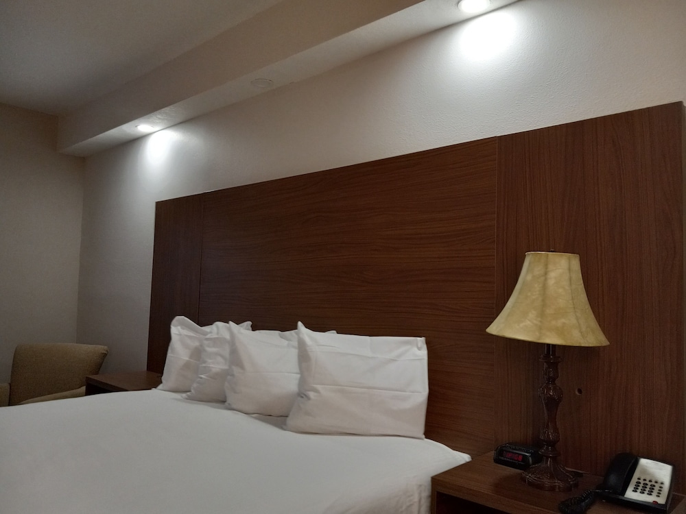 Standard Room, 1 King Bed, Non Smoking - Photo 5