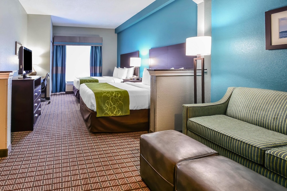 Suite, Multiple Beds, Non Smoking, Jetted Tub (2 Queen Beds, 1 Sofa Bed) - Photo 3