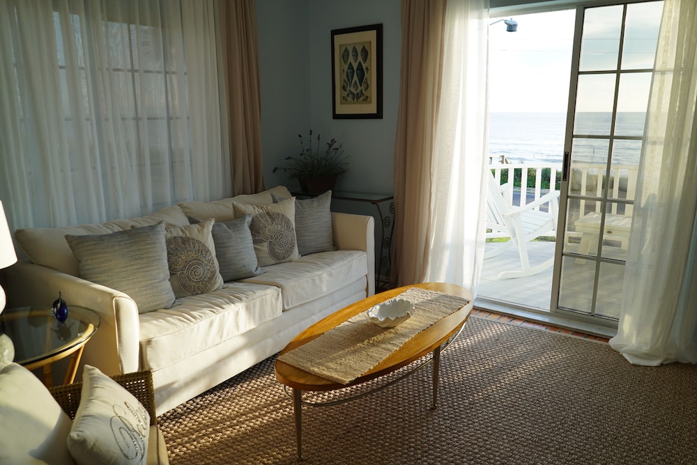 Suite, 1 King Bed, Non Smoking, Jetted Tub, Ocean Front (Balcony) photo 2