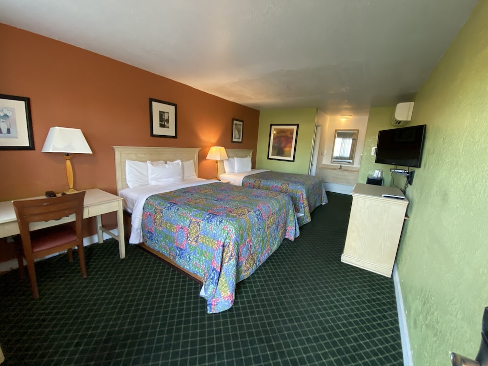 Standard Room, 2 Queen Beds - Photo 1