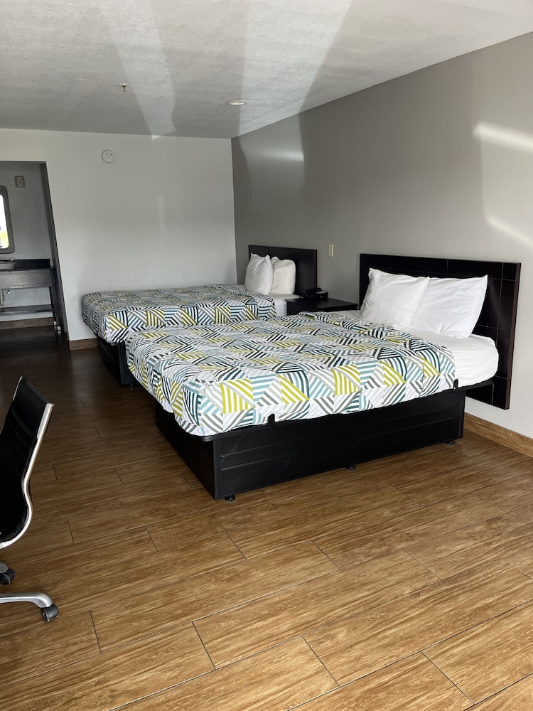 Deluxe Room, 2 Queen Beds, Non Smoking, Refrigerator & Microwave - Photo 6
