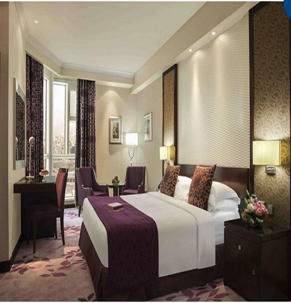 Room, 1 King Bed (Partial Kaaba View) - Photo 4