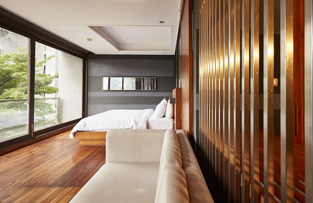 Suite, 1 King Bed, Balcony (Suite) photo 1