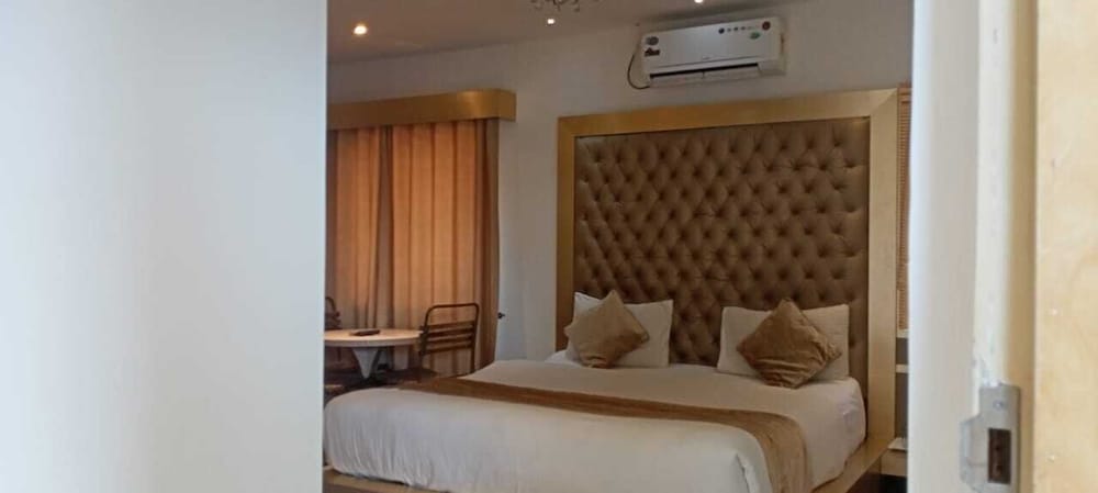 Deluxe Room - Photo 9