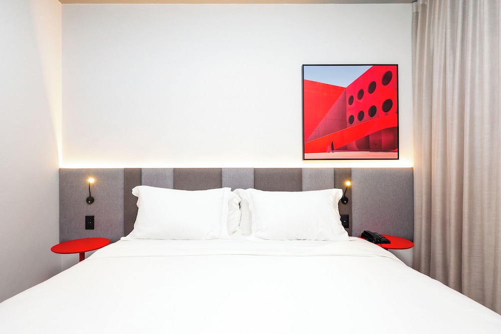 Superior Double Room, City View thumbnail 6