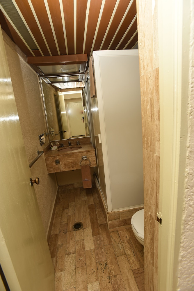 Standard Room 2 Beds - Photo 3