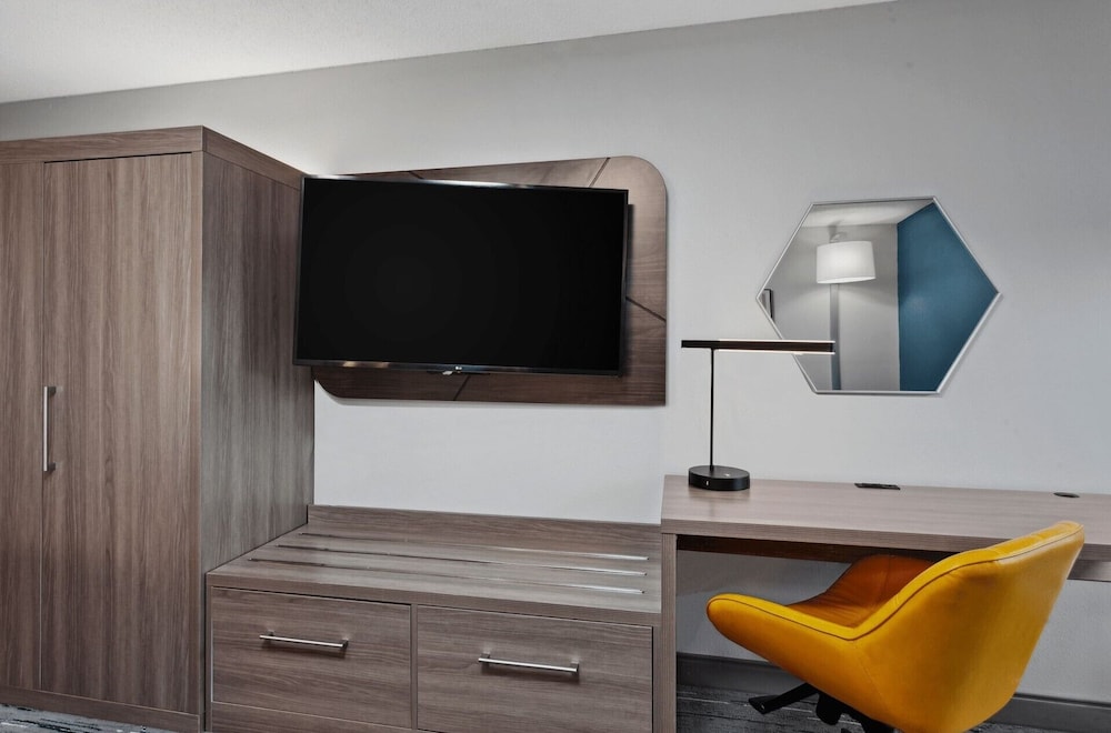 Suite, 1 King Bed with Sofa bed (Extra Floor Space) - Photo 4
