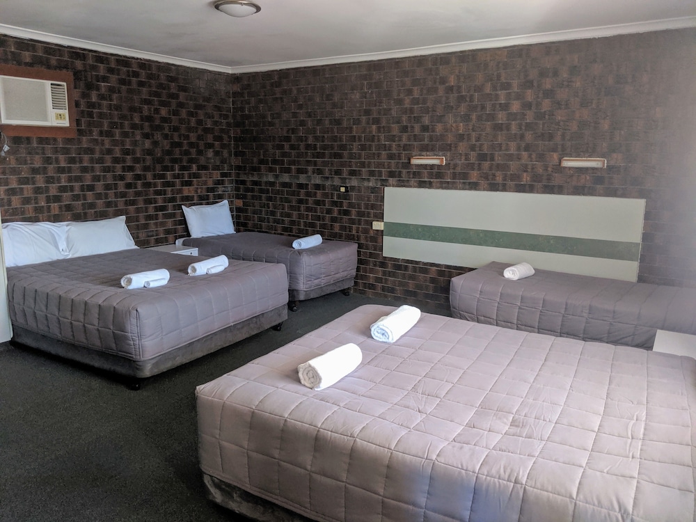 Large Family Room ( 2 x Queen and 2 x Single Bed) photo 1