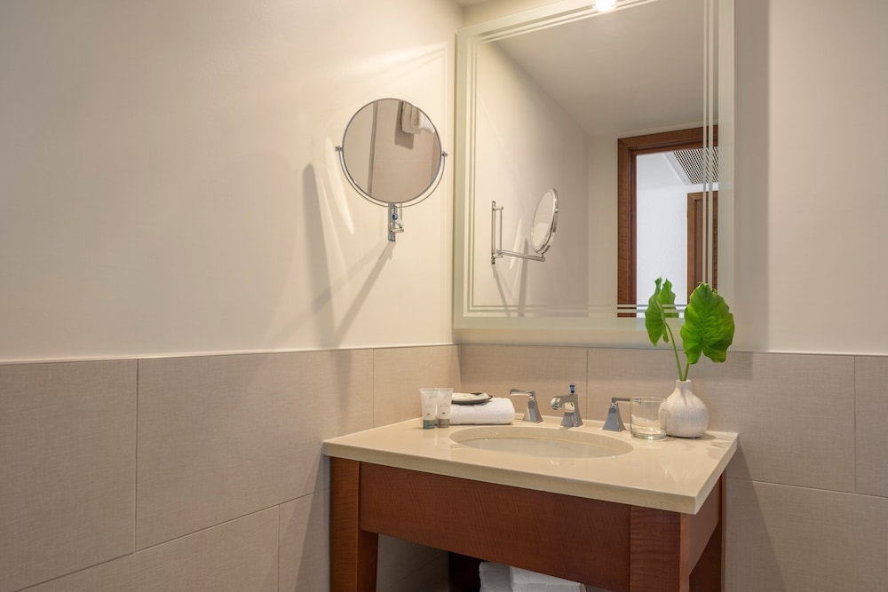 Premium Room, 1 King Bed, Ocean View - Photo 4