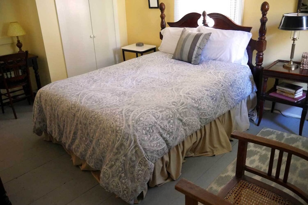 Classic Room, 1 Queen Bed, Courtyard Area