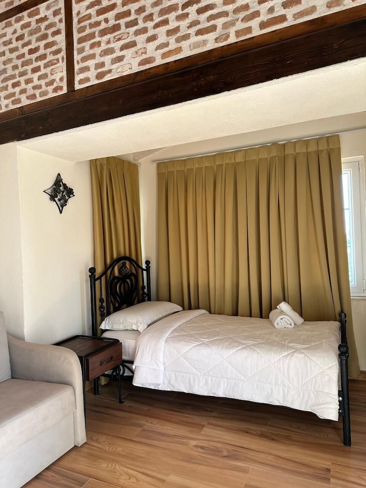 Economy Triple Room photo 2