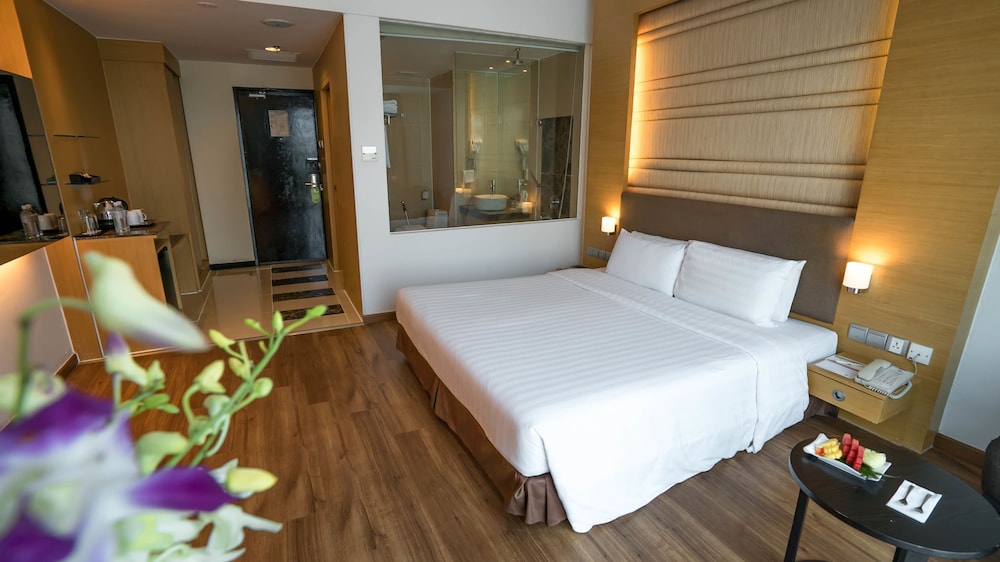 Deluxe King Room - Photo 8