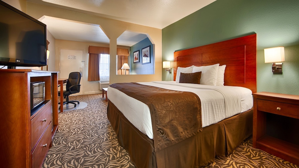 Suite, 1 King Bed, Non Smoking, Refrigerator & Microwave (Oversized Room;with Sofabed) photo 3