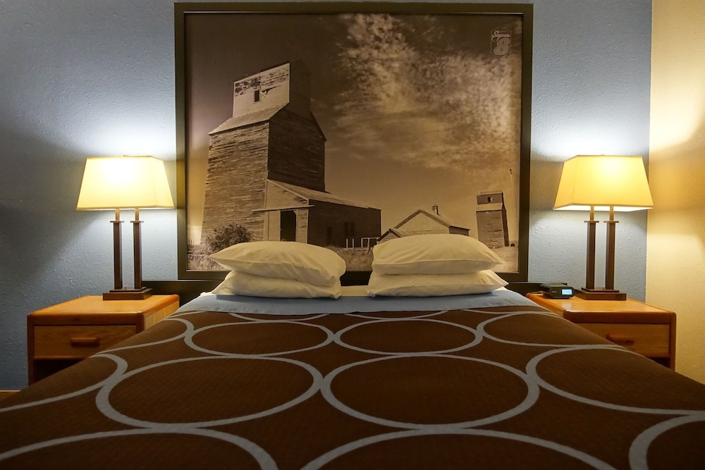 Suite, 1 King Bed, Microwave - Photo 3
