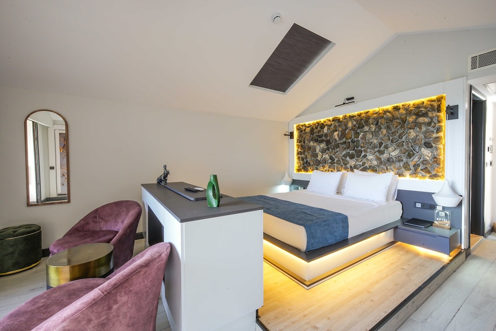 Luxury Room thumbnail 6