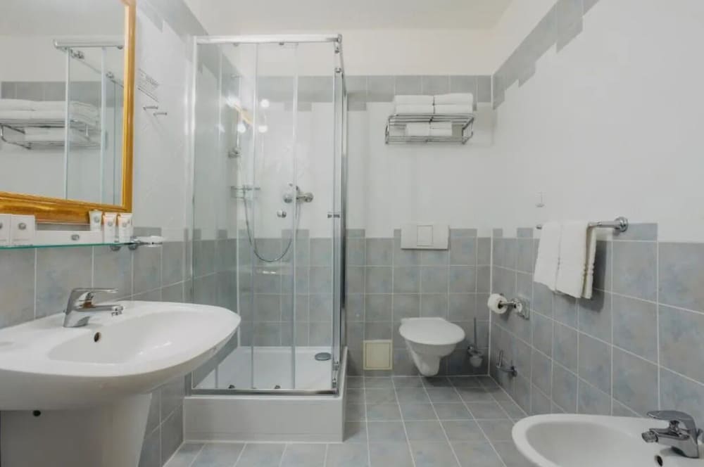 Standard Double Room - Photo 3
