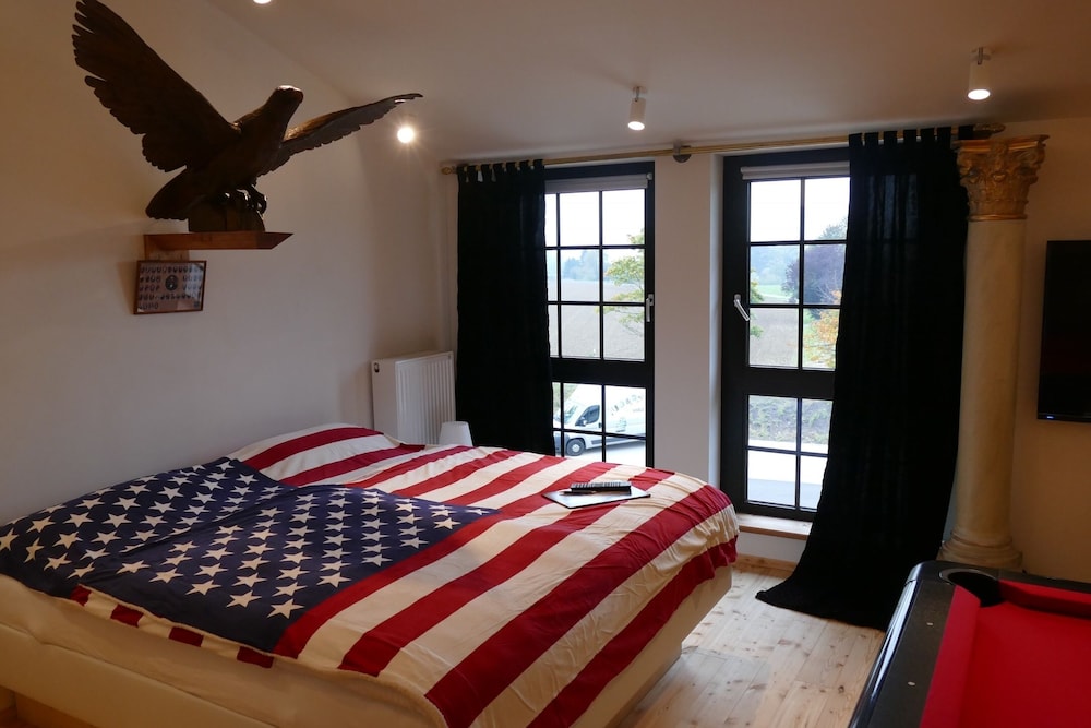 Design Room, 1 Double Bed, Hot Tub photo 3