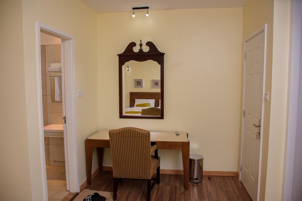 Standard Double Room, 1 Queen Bed, Courtyard View photo 3