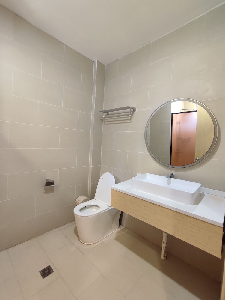 Deluxe Family Room with Direct Pool Access - Photo 8