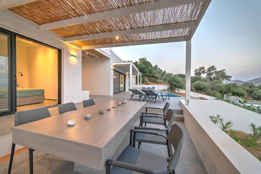 Villa photo 2