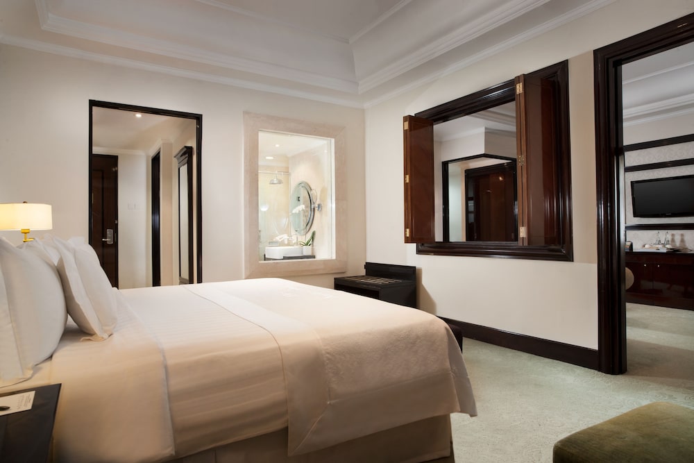 Suite, 1 King Bed - Photo 3