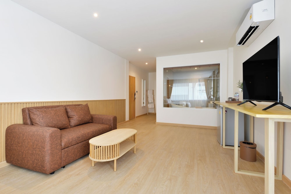Superior Double Room, 1 King Bed, Non Smoking, City View photo 3