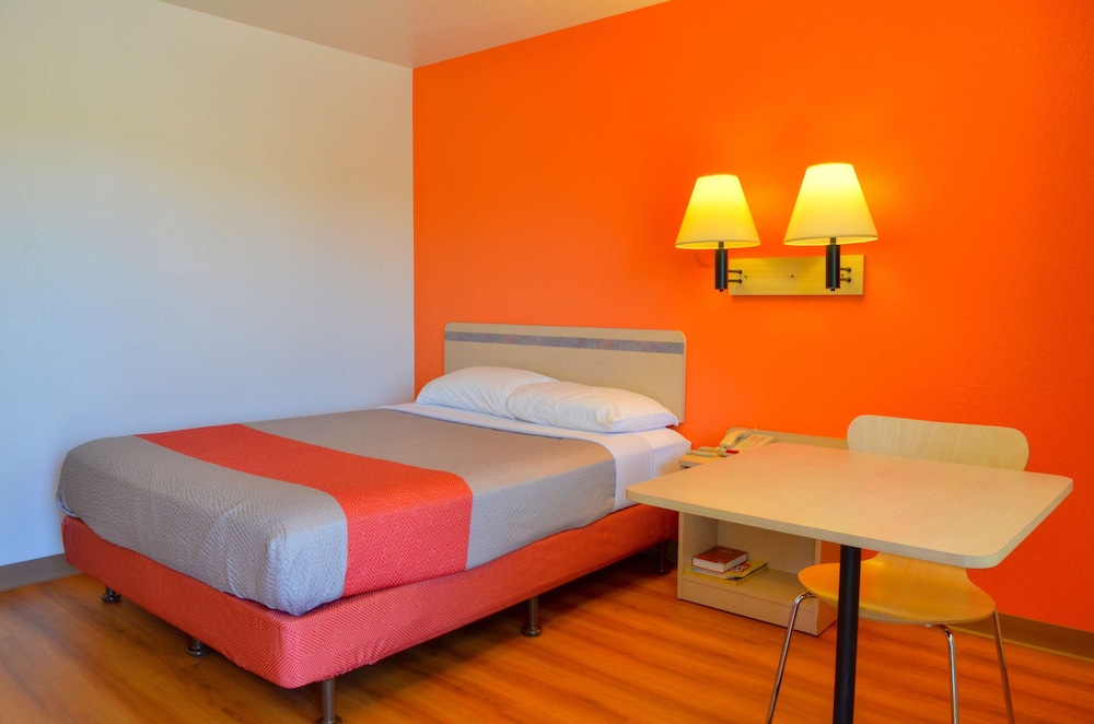 Deluxe Room, 1 Queen Bed, Non Smoking, Refrigerator photo 3