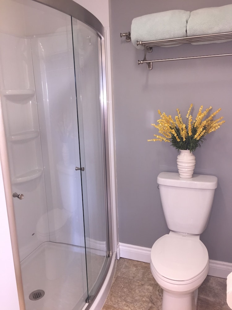 Deluxe Suite, 1 Queen Bed Private Ensuite Bath photo 2