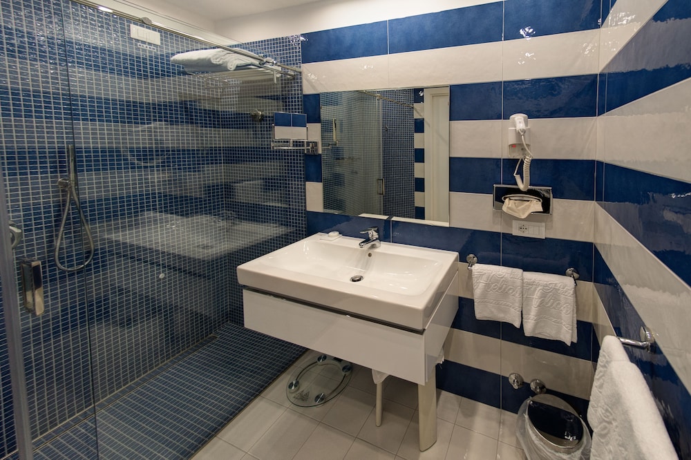 Premium Room, 1 King Bed, Hot Tub, Sea View thumbnail 6