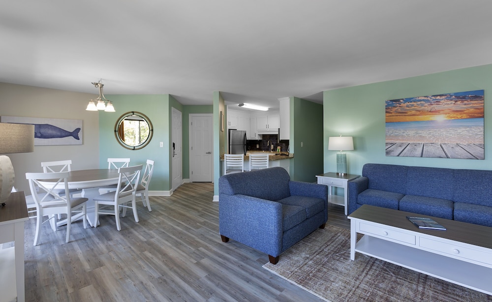 Chelsea Deluxe Two Bedroom Condo - Courtyard View