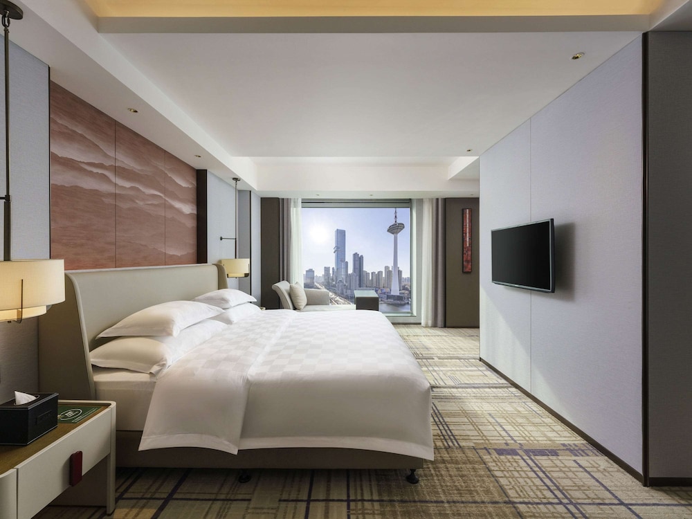 Swiss, Signature Room, 1 King Bed, City View photo 2