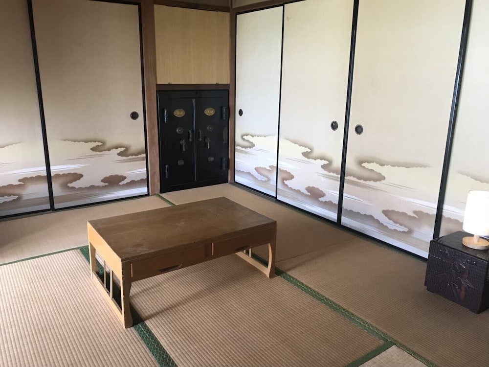 ROOM C photo 1