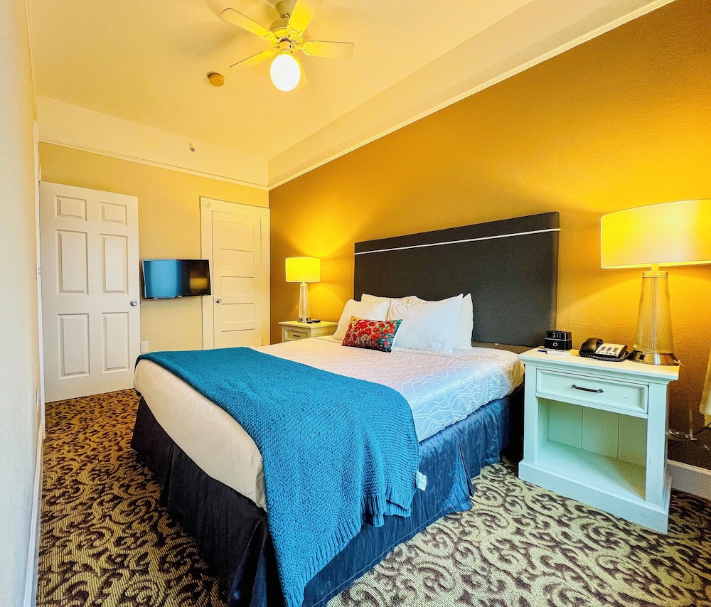 Suite, 3 rooms - 2 bedrooms w/Queen beds, Living/Dining Room photo 3