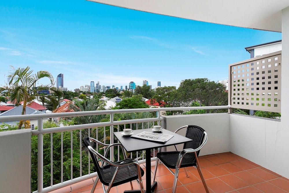 Deluxe Studio, 1 King Bed, City View thumbnail 5