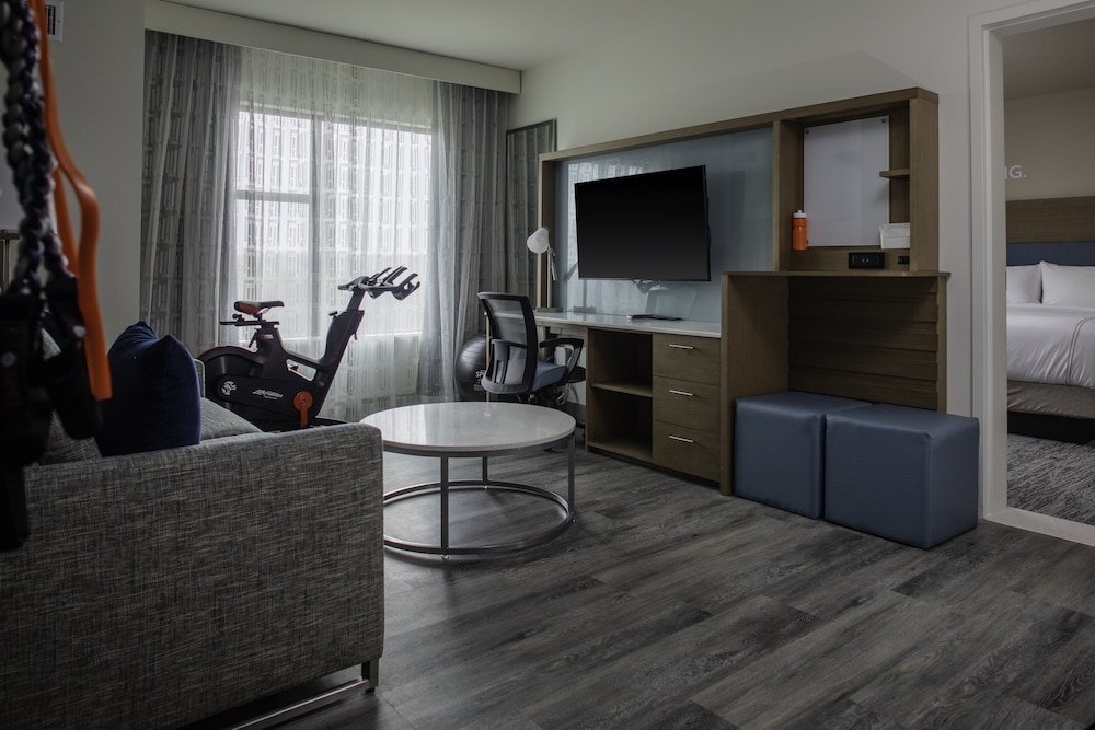 Suite, 1 Bedroom, Roll-in Shower (Mobility Accessible) - Photo 5