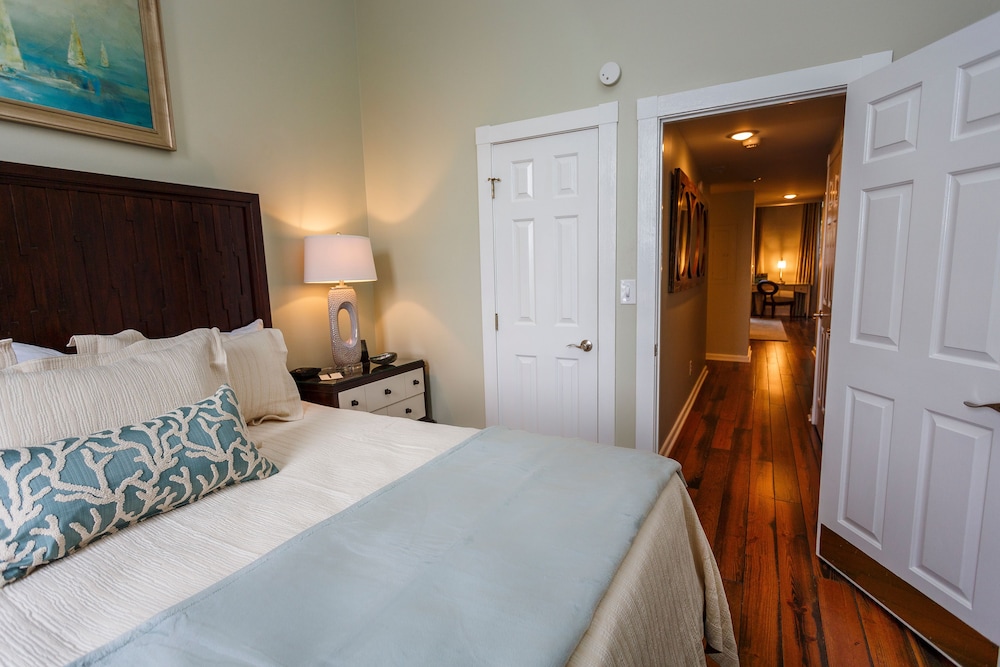 Suite, Multiple Bedrooms (River View) - Stair Access Only photo 3