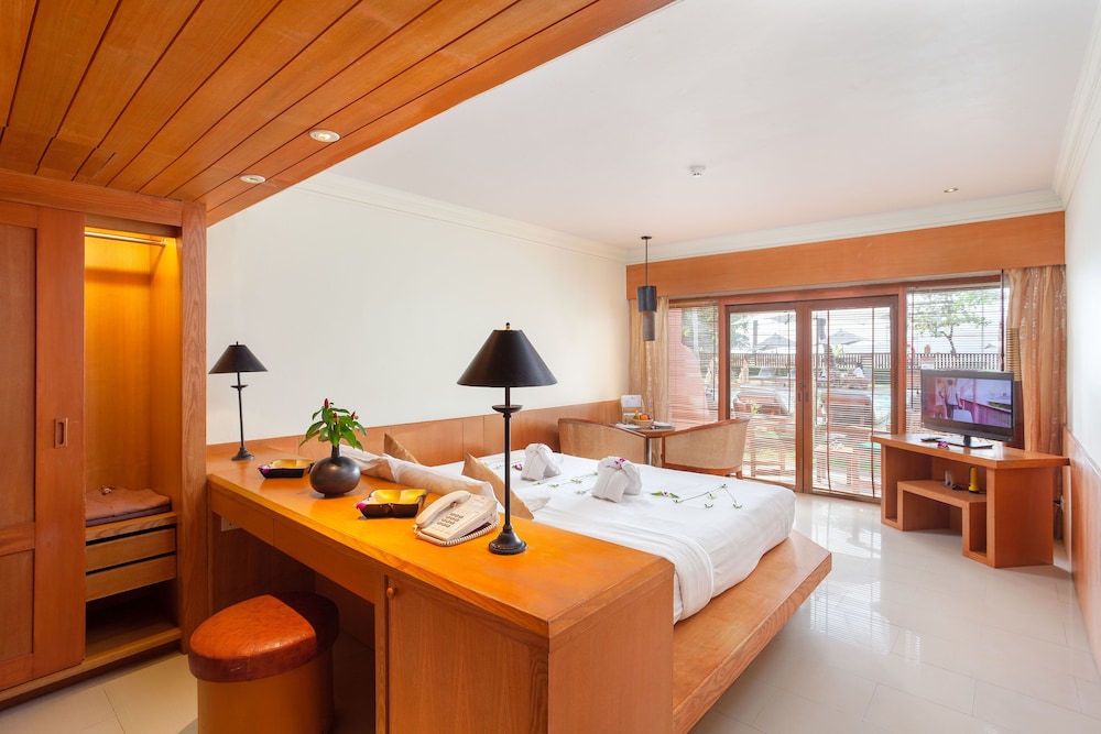 Deluxe with Bathtub - Photo 7