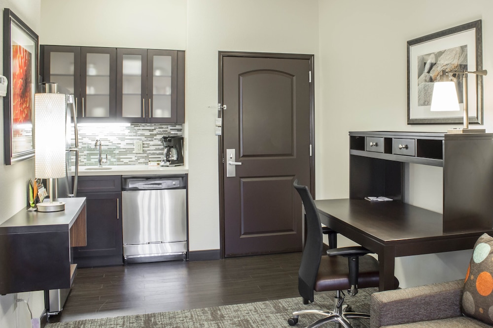 Studio Suite, 1 Queen Bed, Kitchen photo 2