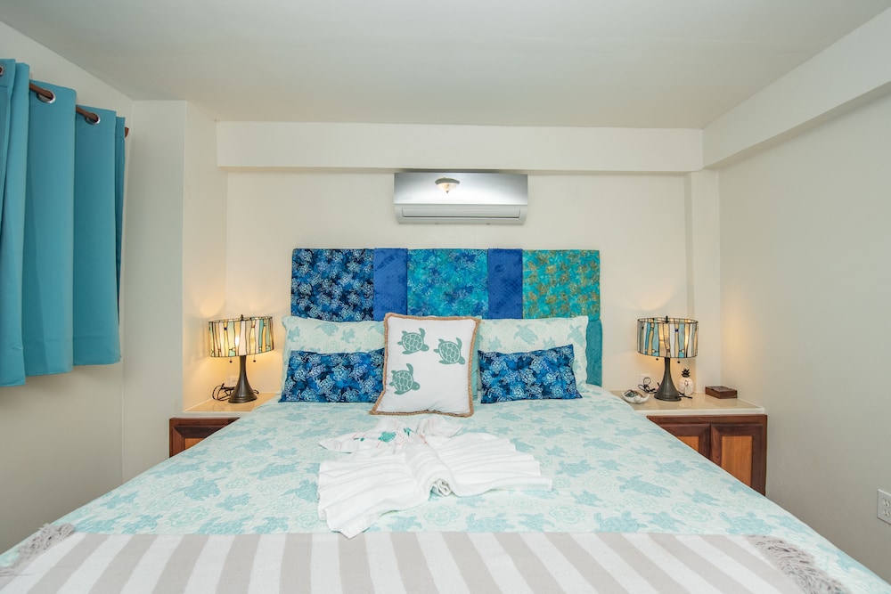 Sea Turtle, 1 Bedroom, Sea View, Poolside photo 2