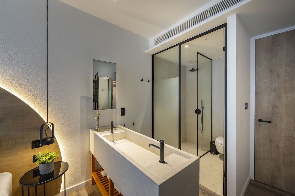 Deluxe Suite, Sea View (Front) - Photo 14