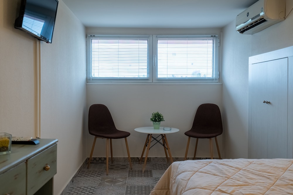 Economy Double Room - Photo 10